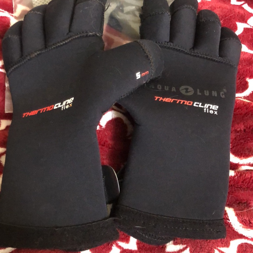 Scuba gloves and hoodie